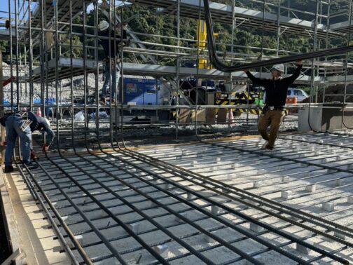 大洲市｜鉄筋工事｜有限会社水沼鉄筋 愛媛県愛南町にて、自動車道BOXカルバートの鉄筋工事を行いました。