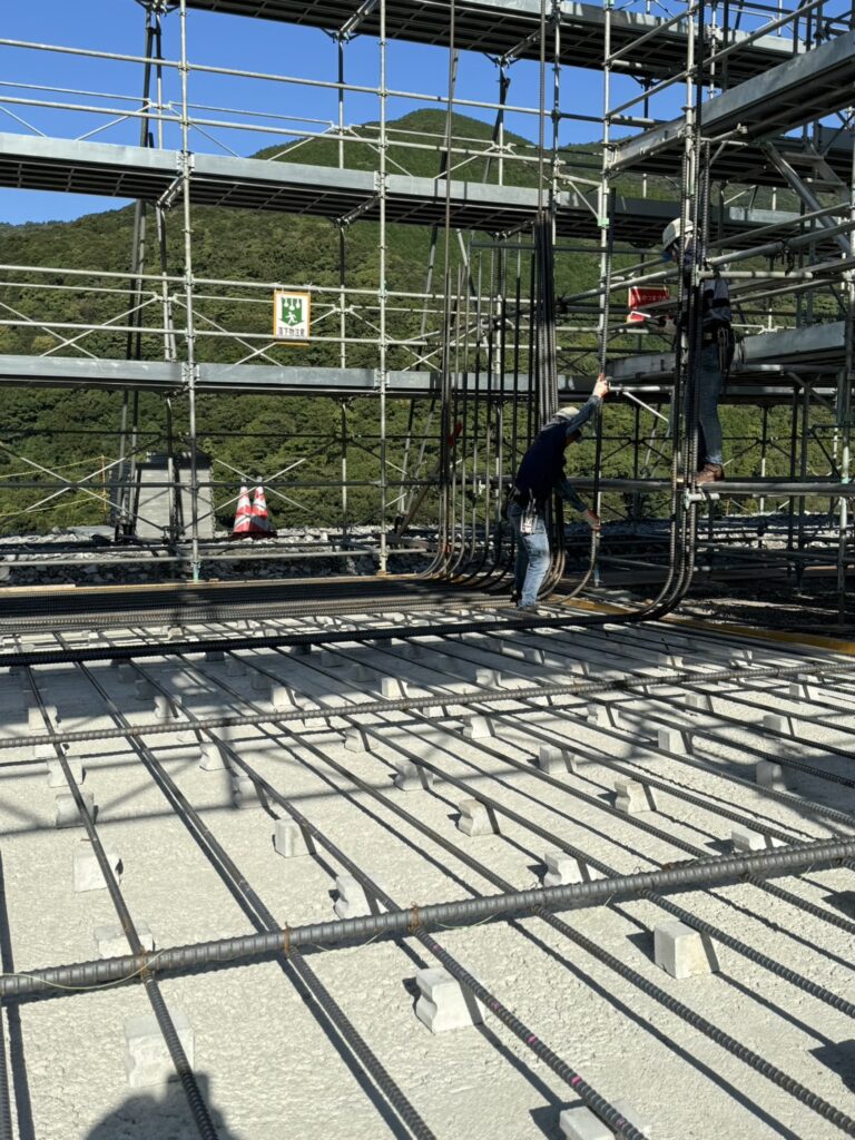 大洲市｜鉄筋工事｜有限会社水沼鉄筋 愛媛県愛南町にて、自動車道BOXカルバートの鉄筋工事を行いました。