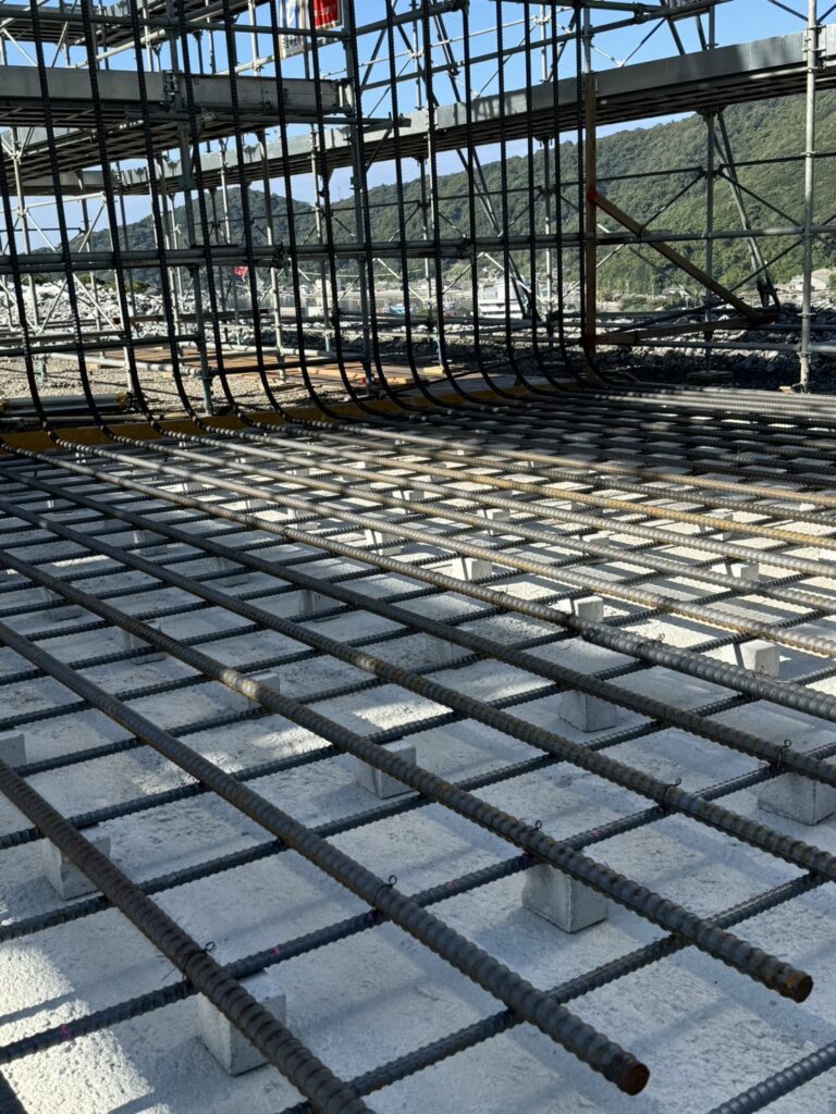 大洲市｜鉄筋工事｜有限会社水沼鉄筋 愛媛県愛南町にて、自動車道BOXカルバートの鉄筋工事を行いました。