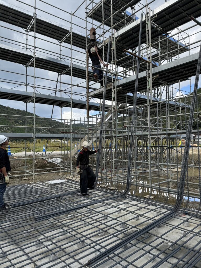 大洲市｜鉄筋工事｜有限会社水沼鉄筋 宇和島市津島町にて、自動車道BOXカルバートの鉄筋工事を行いました。