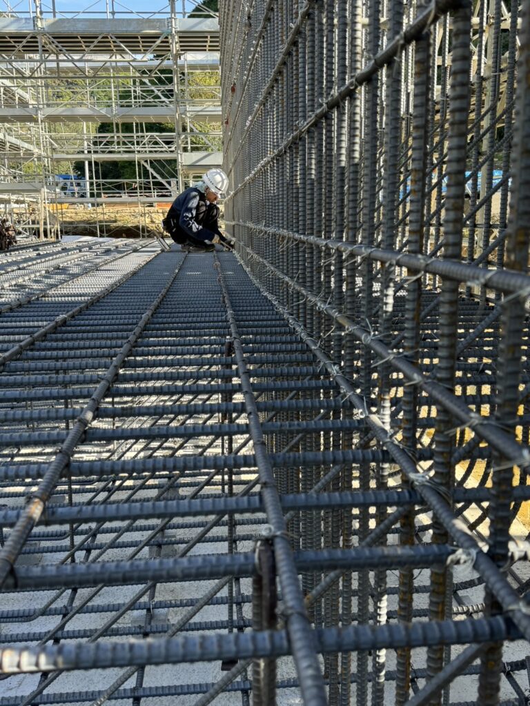 大洲市｜鉄筋工事｜有限会社水沼鉄筋 宇和島市津島町にて、自動車道BOXカルバートの鉄筋工事を行いました。