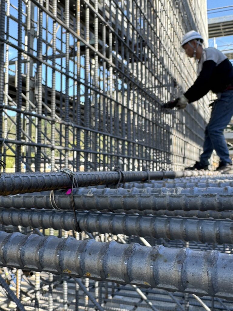 大洲市｜鉄筋工事｜有限会社水沼鉄筋 宇和島市津島町にて、自動車道BOXカルバートの鉄筋工事を行いました。